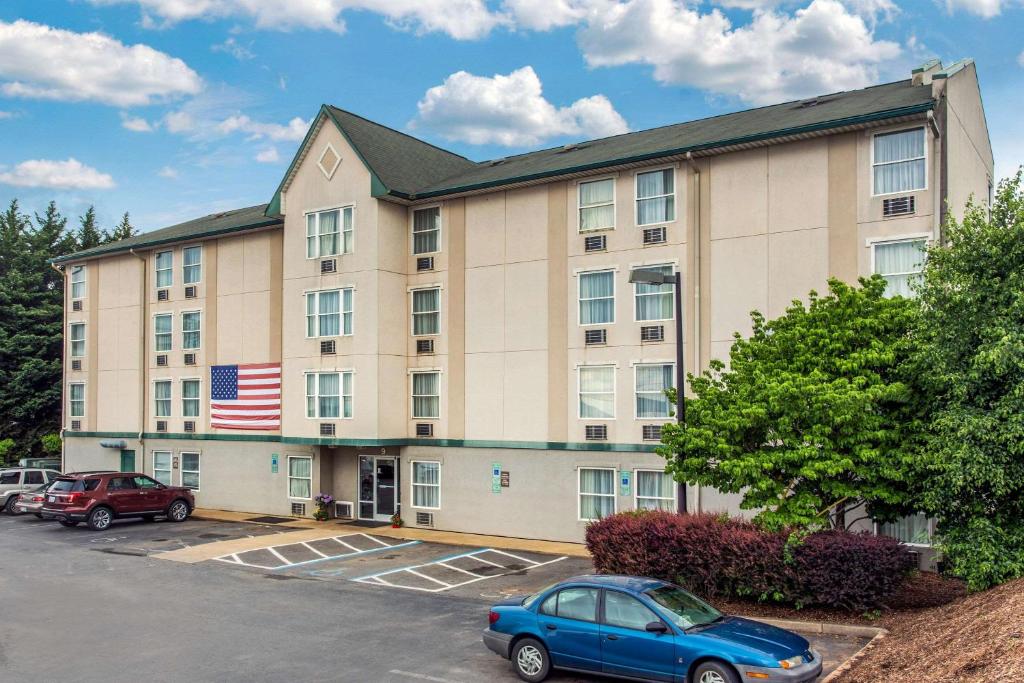 Rodeway Inn & Suites near Outlet Mall - Asheville Main image 1